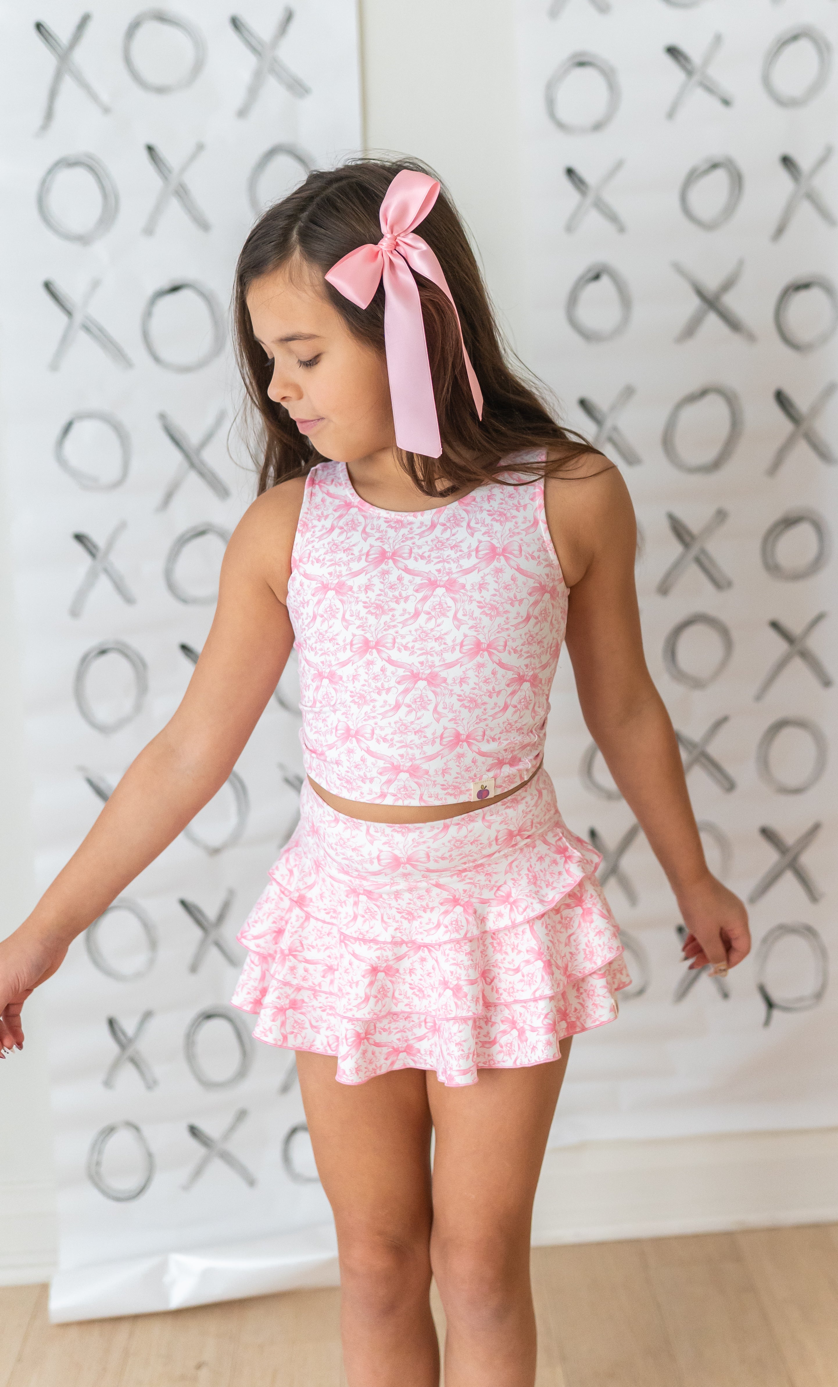 Model is wearing a 6Y